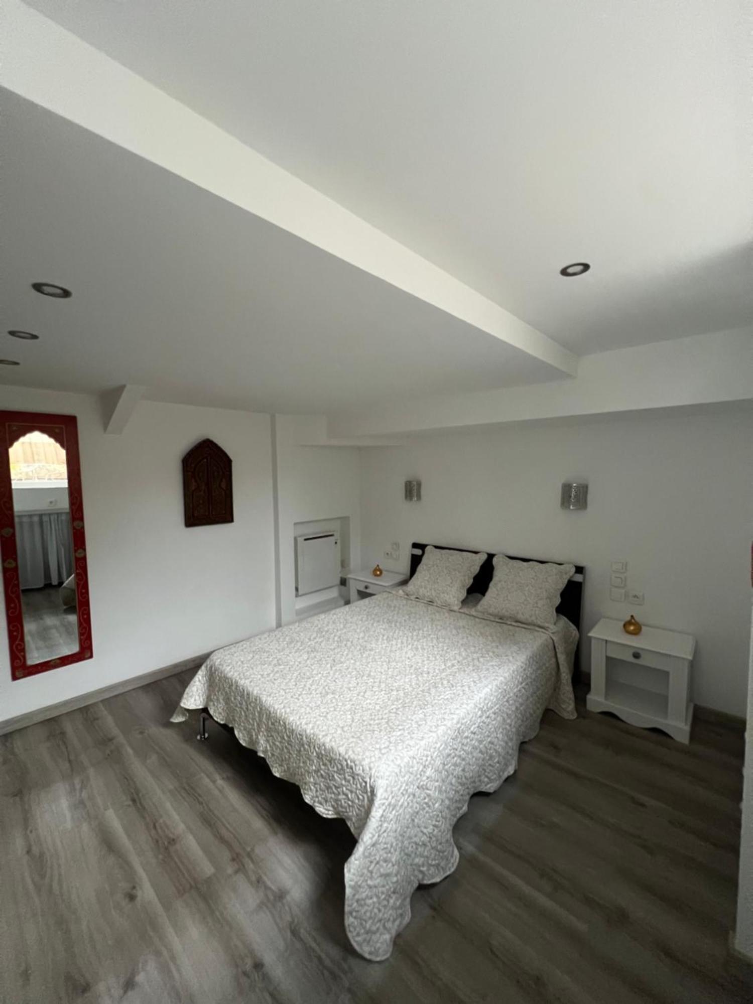 2 Pieces Rez-De-Jardin Dans Maison Avec Piscine Villeneuve-Loubet Exteriör bild