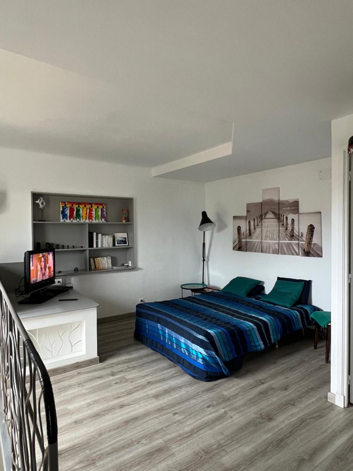 2 Pieces Rez-De-Jardin Dans Maison Avec Piscine Villeneuve-Loubet Exteriör bild